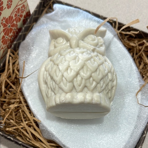 Orange and Cream Floral Accent Box with Quilted Texture with owl hand soap - Picture 3 of 3